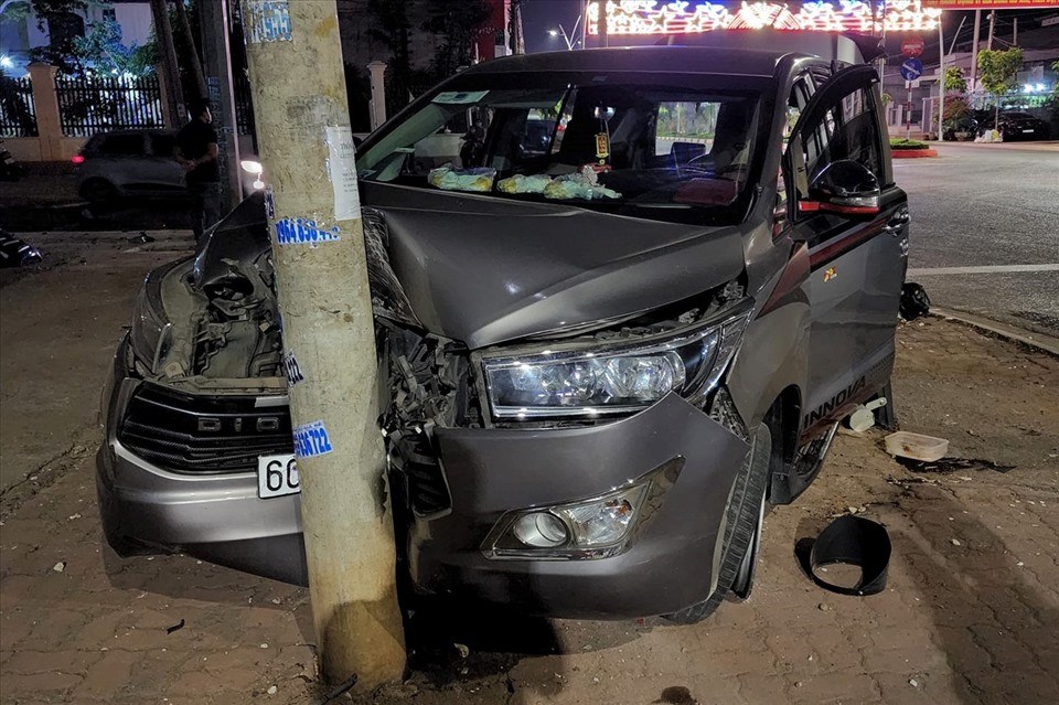 Xe Inova dừng lại sau khi lao vào trụ điện bằng bê tông. Ảnh: T.X.T Xe Inova dừng lại sau khi lao vào trụ điện bằng bê tông. Ảnh: T.X.T