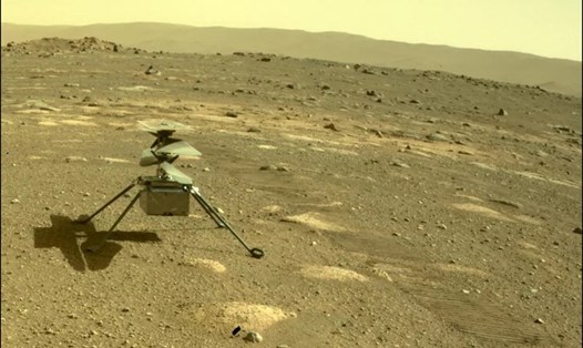 Hình ảnh do tàu thám hiểm Perseverance chụp cho thấy trực thăng Ingenuity đang đậu trên bề mặt sao Hỏa. Ảnh: NASA/JPL-Caltech