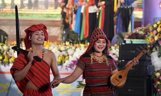 Gần 20 đoàn nghệ thuật văn hóa dân gian trên cả nước đã đến với Liên hoan Diễn xướng dân gian văn hóa các dân tộc khu vực Trường Sơn - Tây Nguyên. Ảnh Hà Nguyễn