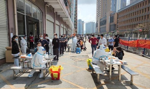 Người dân chờ xét nghiệm COVID-19 ở Thâm Quyến, Trung Quốc, vào ngày 14.3. Ảnh: AFP