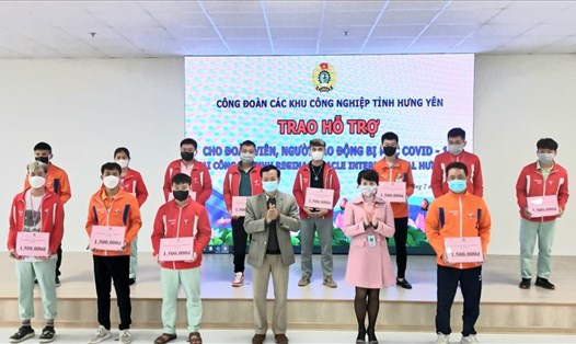 Cán bộ công đoàn các khu công nghiệp tỉnh Hưng Yên trao hỗ trợ cho đoàn viên mắc COVID-19. Ảnh: CĐCC