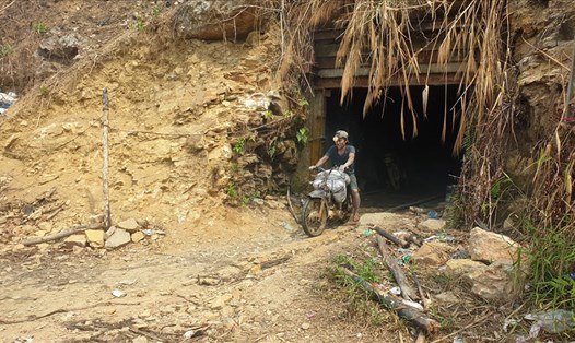 Hoạt động khai thác vàng ở mỏ vàng Bồng Miêu vẫn tiếp diễn gây ô nhiễm môi trường. Ảnh: Thanh Chung
