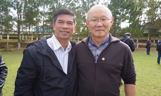 Ông Huỳnh Mau cùng HLV Park Hang-seo. Ảnh NVCC