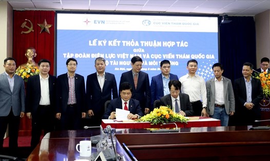 Tập đoàn Điện lực Việt Nam (EVN) và Cục Viễn thám Quốc gia (Bộ Tài nguyên và Môi trường) ký thỏa thuận hợp tác về việc ứng dụng dữ liệu ảnh, sản phẩm viễn thám. Ảnh: Trung Trung