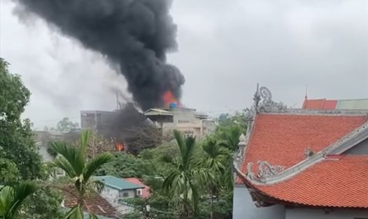 Ngọn lửa, cột khói bốc lên cao tại đám cháy gần chùa Bồ ở TP.Thái Bình. Ảnh: T.D