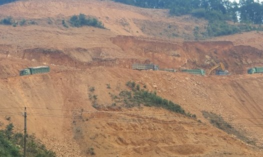 Công ty TNHH Định An bạt đồi xẻ núi khai thác đất khi chưa được phép. Ảnh: PV
