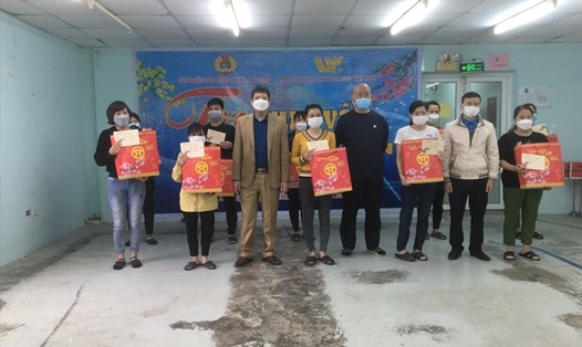 Cán bộ công đoàn tỉnh Nam Định tặng quà cho đoàn viên. Ảnh: CĐNĐ
