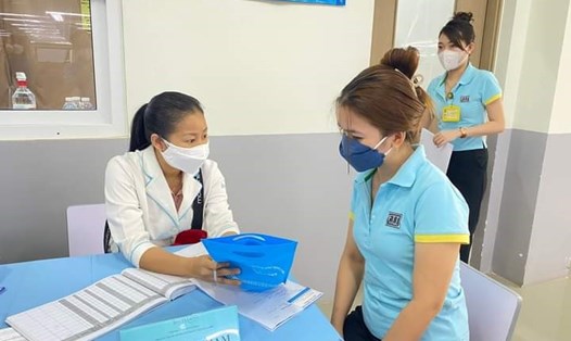 Chăm sóc sức khoẻ sinh sản cho nữ công nhân tại thành phố Long Khánh. Ảnh: CĐ Long Khánh