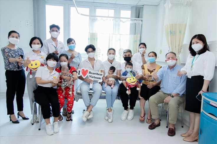 Ngô Thanh Vân và chồng sắp cưới, Jun Phạm thăm trẻ bị tim bẩm sinh Ngô Thanh Vân và chồng sắp cưới, Jun Phạm thăm trẻ bị tim bẩm sinh