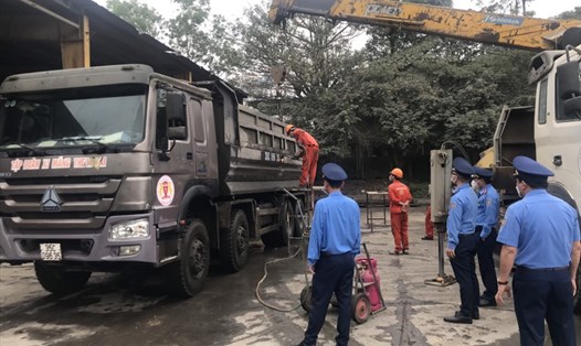 Trong ngày 17.3, hàng loạt xe tải cơi nới thành thùng phải cắt bỏ trước sự giám sát của lực lượng Thanh tra giao thông Ninh Bình. Ảnh: NT