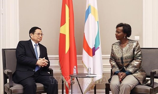 Thủ tướng Phạm Minh Chính gặp bà Louise Mushikiwabo, Tổng Thư ký Tổ chức quốc tế Pháp ngữ (OIF) cuối năm 2021. Ảnh: TTXVN