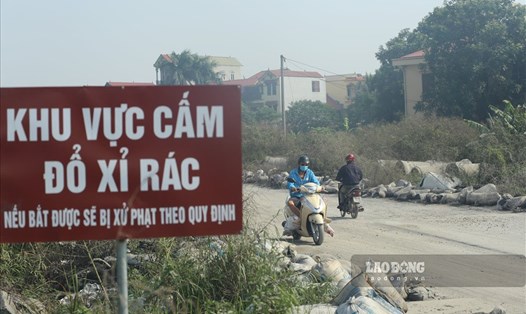Sỉ thải đổ trộm ra thẳng tỉnh lộ 271 chạy qua địa bàn xã Văn Môn. Ảnh chụp tháng 11.2021.