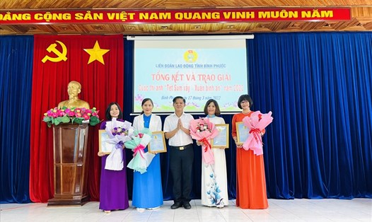 Ông Nguyễn Trung Dũng - Phó Chủ tịch LĐLĐ tỉnh trao giải cho các tác giả có tác phẩm đạt giải. Ảnh: Văn Sơn