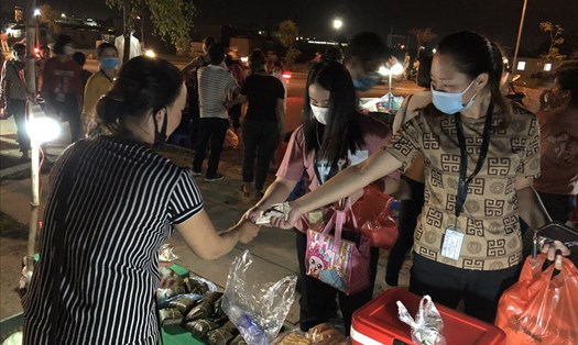 Công nhân Khu công nghiệp tỉnh Bắc Giang mua đồ ăn trước khi vào làm việc. Ảnh minh hoạ. Ảnh: Bảo Hân