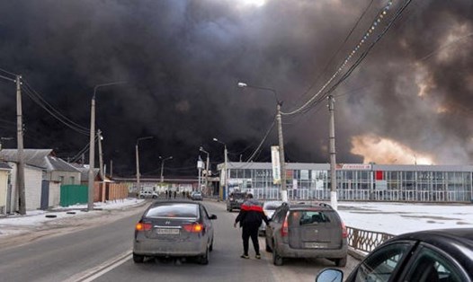 Khói đen bốc lên từ chợ Barabashovo - một trong những chợ lớn nhất ở Đông Âu sau khi bị pháo kích ở Kharkiv, Ukraina ngày 17.3. Ảnh: AFP