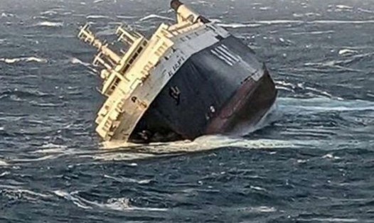 Tàu chở hàng gắn cờ Các Tiểu vương quốc Ả Rập Thống nhất bị chìm ngoài khơi Vịnh Ba Tư. Ảnh: AFP
