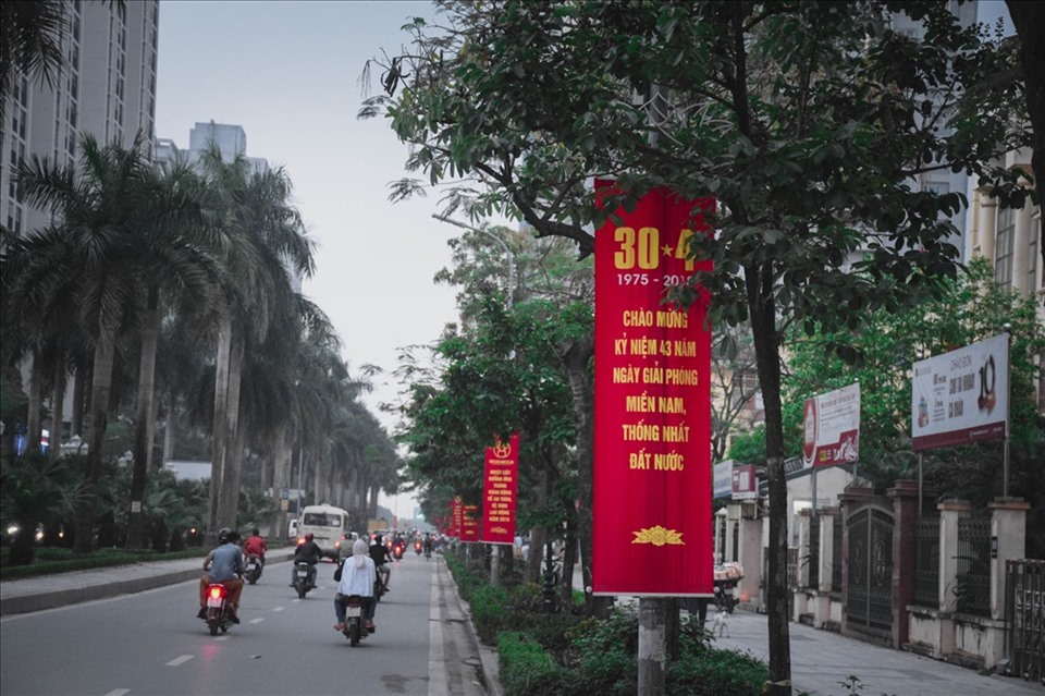 Người dân treo cờ trong dịp lễ. Ảnh ST.