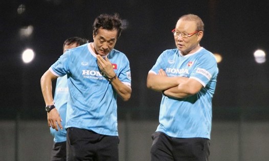 Trợ lý Lee Young-jin đang tạm thay huấn luyện viên Park Hang-seo dẫn dắt U23 Việt Nam. Ảnh: VFF