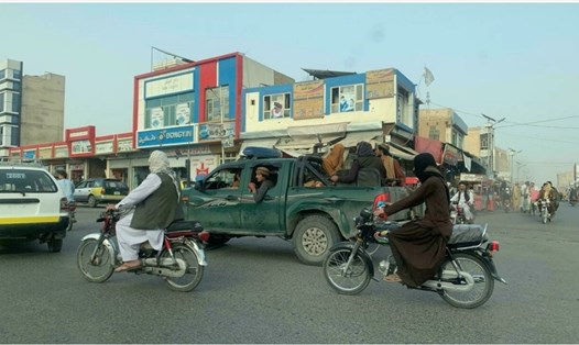 Các tay súng Taliban lái xe ở thành phố Kandahar của Afghanistan tháng 10.2021. Ảnh: AFP