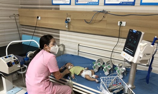 Bệnh viện Đa khoa Hùng Vương (Phú Thọ), bệnh viện vừa cấp cứu thành công bé trai 2 tháng tuổi nguy kịch vì đắp tỏi chữa COVID-19. 
Ảnh: BVCC