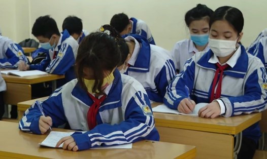 Nhiều trường học tại Hà Nội kiểm tra giữa học kỳ 2 theo hình thức trực tiếp kết hợp trực tuyến. Ảnh: T.V