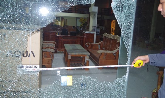 Tấm kính trước cửa hàng bị vỡ toang sau khi có tiếng nổ lớn. Ảnh: CATH