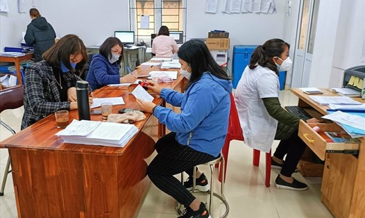 Đoàn viên công đoàn TP.Tuyên Quang tham gia hỗ trợ Trạm Y tế các xã, phường nhập dữ liệu và cấp giấy hưởng BHXH cho người lao động. Ảnh: CĐTQ