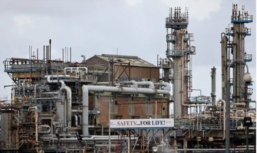 Nhà máy lọc dầu ExxonMobil Esso ở Fawley, gần Southampton, Anh. Ảnh: AFP