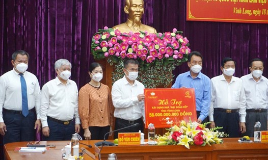 Ông Nguyễn Tâm Thịnh (trái) - Chủ tịch HĐQT Trungnam Group trao 56 tỉ đồng hỗ trợ xây nhà đại đoàn kết cho tỉnh Vĩnh Long.
