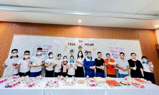 Công ty thuộc Tập đoàn TH (Nghệ An) tổ chức nấu bữa ăn nhẹ cho công nhân hưởng ứng ngày Quốc tế Hạnh phúc. Ảnh: QT
