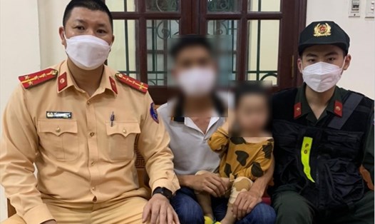 Lực lượng CSGT kịp thời ngăn chặn hành vi đe dọa làm hại con mình của L. Ảnh: Công an tỉnh Quảng Ninh