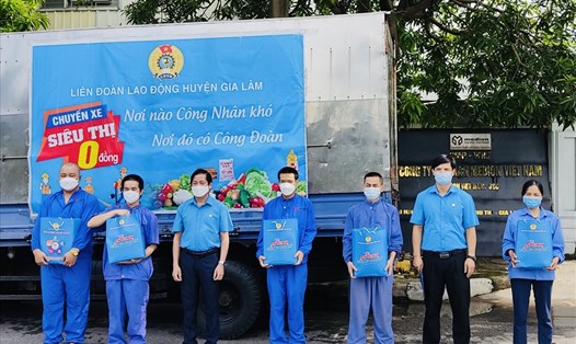 Liên đoàn Lao động Thành phố Hà Nội trao Túi An sinh Công đoàn hỗ trợ người lao động trên địa bàn huyện Gia Lâm năm 2021 (ảnh minh hoạ). Ảnh: NA