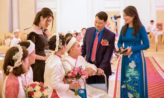 Lãnh đạo LĐLĐ tỉnh Thái Nguyên và các nhà hảo tâm động viên các cặp đôi  tại lễ cưới tập thể công nhân. Ảnh: CĐCC