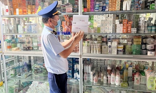 Lực lượng Quản lý thị trường tỉnh Đắk Nông kiểm tra các mặt hàng vật tư y dược trên địa bàn. Ảnh: QLTT