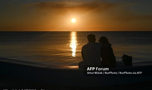 Tình yêu là điều cần được chung tay xây dựng bởi cả hai người, chứ không phải thứ có thể được tìm thấy. Ảnh: AFP