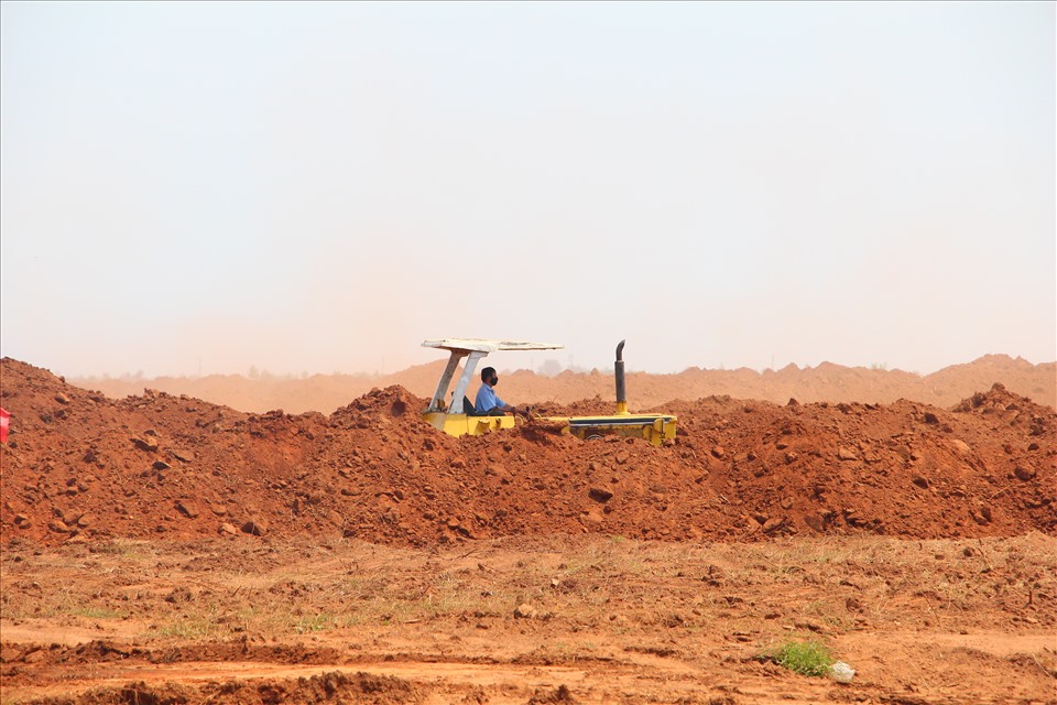 Thi công san lấp mặt bằng tại dự án sân bay Long Thành. Ảnh: Hà Anh Chiến