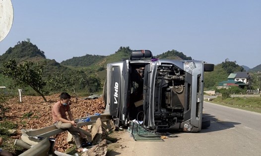 Hiện trường vụ tai nạn lật xe đầu kéo trên QL6 đoạn qua địa phận tỉnh Sơn La 
Ảnh: CTV