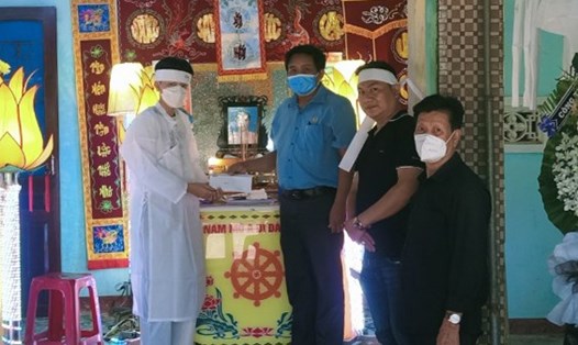 Liên đoàn Lao động huyện Tiên Phước đến thăm hỏi và động viên gia đình nữ công nhân tử vong do bị cuốn vào đường truyền của máy chế biến dăm gỗ. Ảnh: Ngọc Thanh