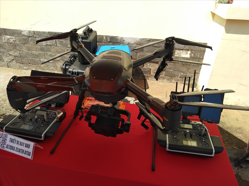 Một chiếc UAV cỡ lớn trị giá hơn 1 tỉ đồng được dùng để bay kiểm soát lưới điện truyền tải. Ảnh T.T