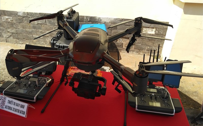 Một chiếc UAV cỡ lớn trị giá hơn 1 tỉ đồng được dùng để bay kiểm soát lưới điện truyền tải. Ảnh T.T