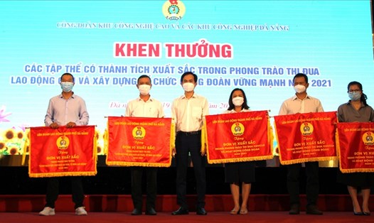 Công đoàn KCNC&CKCN Đà Nẵng tuyên dương các tập thể cá nhân đã có những thành tích xuất sắc trong hoạt động Công đoàn năm 2021. Ảnh: Tường Minh