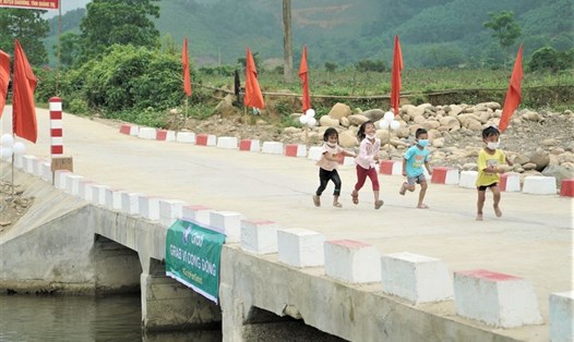Khánh thành cây cầu thứ 6 thuộc dự án “Xây cầu đến lớp” do Quỹ Bảo trợ trẻ em Việt Nam và Grab Việt Nam thực hiện