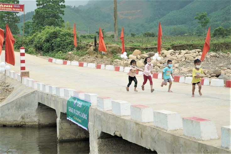 Khánh thành cây cầu thứ 6 của dự án “Xây cầu đến lớp” do Grab VN thực hiện
