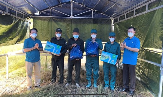 Liên đoàn lao động thành phố Phú Quốc đã thăm hỏi, tặng quà các lực lượng đóng quân ở các lán trại. Ảnh: PV