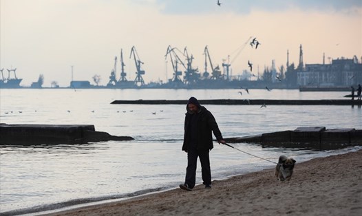Bờ biển Biển Azov ở thành phố cảng công nghiệp Mariupol của Ukraina ngày 23.2. Ảnh: AFP