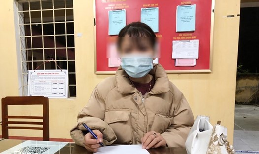 Cô gái trẻ viết bản tường trình tại Công an TP.Thái Nguyên về hành vi báo tin giả bị cướp tài sản.
