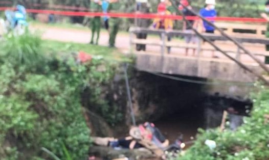 Hiện trường phát hiện 2 thanh niên tử vong cạnh xe máy dưới suối tại thị trấn Yên Bình (Quang Bình, Hà Giang).