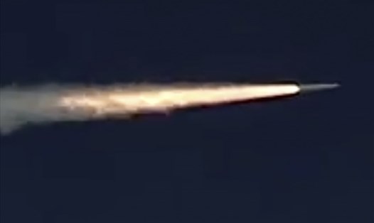 Tên lửa siêu thanh Kinzhal được phóng đi trong một cuộc thử nghiệm ở phía nam Nga năm 2018. Ảnh: Bộ Quốc phòng Nga
