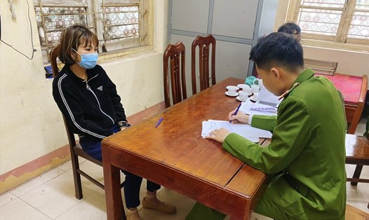 Đối tượng Hoa bị đưa về cơ quan công an tại tỉnh Nam Định để phục vụ điều tra. Ảnh: CTV