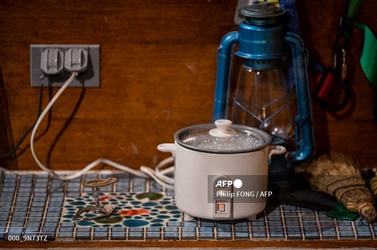 Chỉ với một chiếc nồi cơm điện, bạn có thể nấu một bữa cơm gà thơm ngon, tiện lợi. Ảnh: AFP